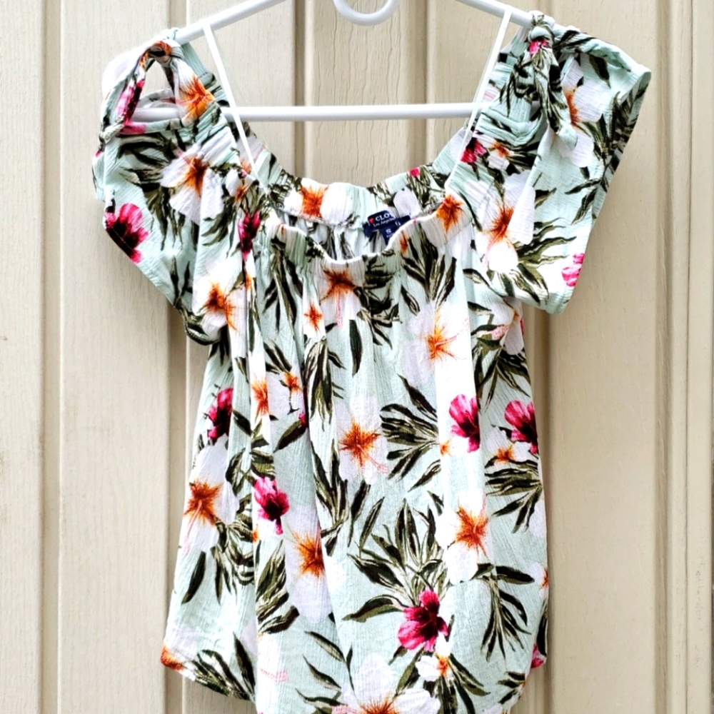 ONE ❤ Clothing Dainty Top